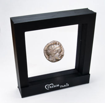 Floathing_Display_Case